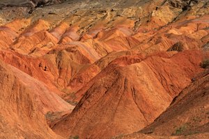 Aux rochers colorés près du campement à Wu Cai Wan dans le désert de Gobi, Xinjiang