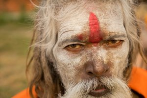 Hommes saints au temple de Pashupatinath sur les rives de la rivière Bagmati à Katmandou, Népal., 2014