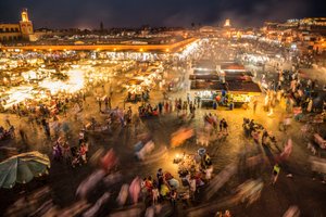 Vue plongeante sur Jemaa el-Fnaa, la place du marché dans la médina de Marrakech, 2014 (photo) - Ira Block