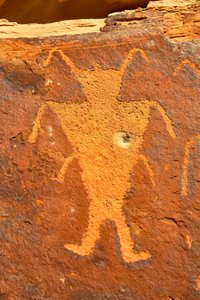 Près de Vernal, UT à McKee Springs, pétroglyphes Fremont montrant des guerriers tenant des têtes de trophée, 2005 (photo)
