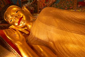 Statue de Bouddha couché à Wat Phra Pan (Phra Non Mae Puka), Chiangmai, Thaïlande - Ira Block