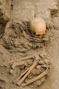 La femme sacrificielle dans la tombe avec le paquet de momie à Huaca El Brujo, 2005 - Ira Block