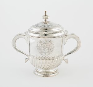 Coupe à deux anses avec couvercle - Isaac Dighton
