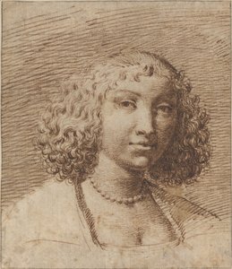Jeune femme avec un collier de perles
