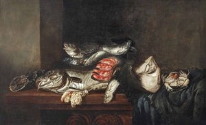 Homard, cabillaud, poisson plat, saumon, crabe, moules et autres poissons dans un panier en osier avec un filet à poisson sur une table partiellement drapée. - Isaac van Duynen