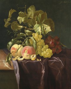Nature morte de fruits, noix et feuilles sur un tissu de velours