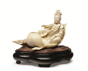 Sculpture en ivoire de Kannon flottant sur une feuille de lotus, période Meiji, fin du 19e siècle - Ishikawa Komei