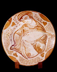 Assiette en céramique avec un joueur de luth
