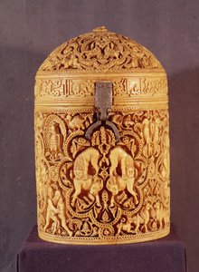 Pyxide avec un relief représentant les plaisirs de la vie courtoise, inscrit avec le nom Al-Mughira, fils du calife Abd-al-Rahman III, période omeyyade, de Cordoue, 968 après J.-C. - Islamic School