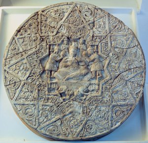 Disque solaire représentant un roi assis en tailleur sur un trône flanqué de deux anges au centre, trouvé à Ray, Iran