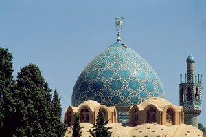 Dôme en tuiles turquoise du mausolée de Shah Nematollah Vali, construit entre 1330-1430