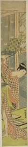 Jeune femme accrochant un tableau