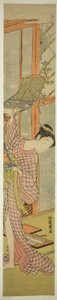 Jeune femme accrochant un tableau