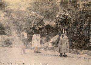 Paysans portant des fagots de bois sur la tête, Paola, Calabre, photographie de Leopoldo Menarini, vers 1910 - Italian Photographer