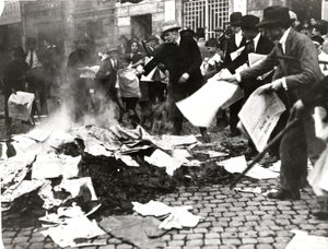 Équipe fasciste brûlant des journaux socialistes « Il Paese » après avoir dévasté le siège - Italian Photographer