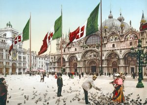Nourrir les pigeons sur la Place Saint-Marc, Venise - Italian Photographer