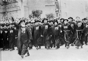 Parade à Rome en 1931, précédée par le corps ecclésiastique