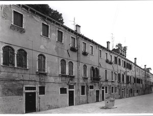Rangée de maisons sur la Calle Riello, Venise - Italian Photographer
