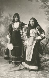 Deux femmes portant des vêtements traditionnels de Belvi et Aritzo, Sardaigne, Italie, vers 1910 - Italian Photographer