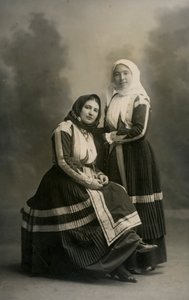 Deux femmes portant des costumes traditionnels, Fonni, Sardaigne, Italie, vers 1915 - Italian Photographer