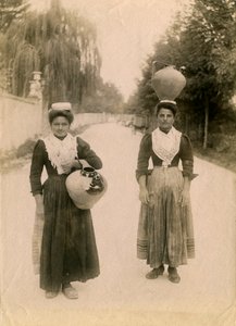 Deux jeunes femmes avec des jarres en terre cuite, Roccaraso, Abruzzes, Italie, vers 1905 - Italian Photographer