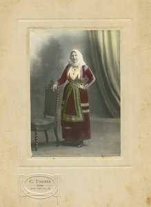 Femme en costume traditionnel, Sardaigne, Italie, photographie de Camillo Toncker, Rome, vers 1910