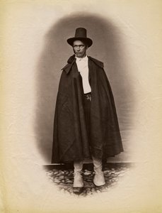 Jeune homme portant une cape et un chapeau, Parre, Lombardie, Italie