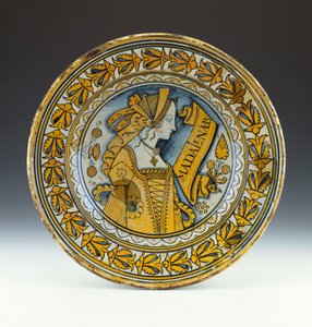 Un plat portrait en céramique bleue et dorée de Deruta représentant une jeune femme de profil et inscrit Madalena B, vers 1525