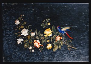 Un plateau de table en marbre noir et blanc à incrustations de pietre dure italien