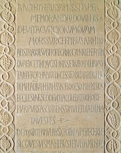 Archéologie du Moyen Âge. Art barbare de Lombardie : pierre tombale de la reine Ragnetrude (Raginthruda) datant de 740-750