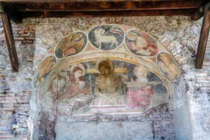Déposition du Christ entre la Vierge Marie, Saint Jean, avec les symboles des Évangélistes et Agnus Dei sur l