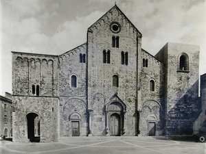Façade de la basilique, fondée en 1087 pour recevoir les reliques de Saint Nicolas - Italian School
