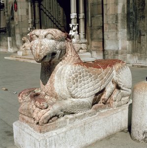 Griffon couché sur un socle, milieu du 13ème siècle