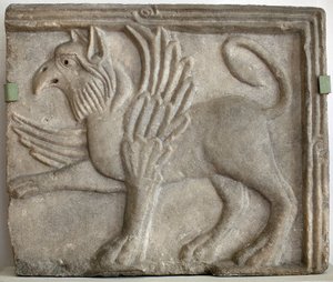 Griffon (ou grype). Bas-relief sculpté, marbre, Venise (Italie) XIIe siècle. Galerie nationale, Palais Sternberg, Prague (République tchèque).