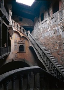 Vue intérieure du château des comtes Guidi ou Palazzo pretorio