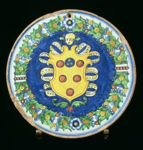 Assiette en majolique portant le blason des Médicis avec une bordure de feuillage et de fruits, italienne, XVIe siècle