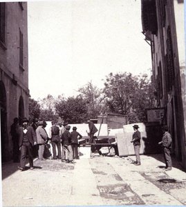 Hommes érigeant des barricades à Porta Garibaldi, pendant les émeutes à Milan, du 6 au 9 mai 1898
