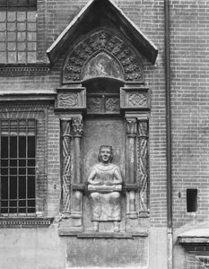 Monument à Virgile, Palazzo del Podestà, Piazza Dante, 1220