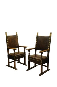 Paire de fauteuils trône en noyer avec garniture en cuir, Italie vers 1660