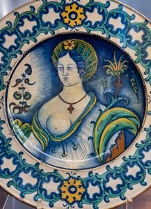 Assiette décorée par le buste d