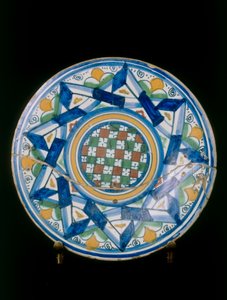 Assiette avec des éléments végétaux stylisés, manufacture de Montelupo