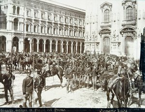 Soldats, sous le commandement du général Bava Beccaris, devant la cathédrale, lors des émeutes de Milan, 6-9 mai 1898 - Italian School
