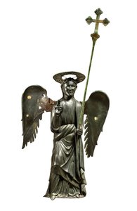 Saint Gabriel Archange tenant une croix processionnelle