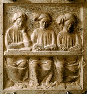 Étudiants suivant un cours (bas-relief en marbre, début du 14ème siècle)