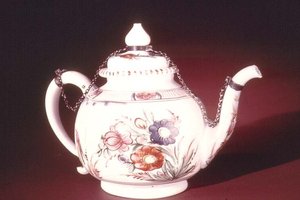 Théière avec motif floral émaillé, peut-être vénitienne, vers 1750