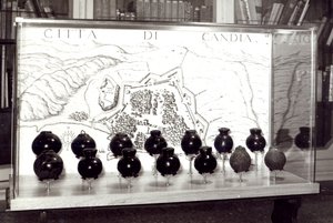 Bombes vénitiennes et une carte de la ville de Crète