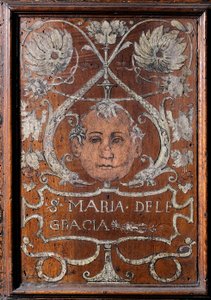 Assiette en bois décorée avec un visage et l