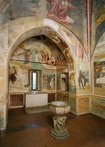 Intérieur du baptistère avec fresque représentant des scènes de la vie de Saint Jean, par Tommaso Masolino da Panicale (1383-c.1447) - Italian School