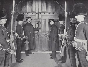 Verrouillage des portes de la tour, fermeture pour la nuit