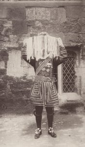 Le Yeoman de la Garde portant le plat d